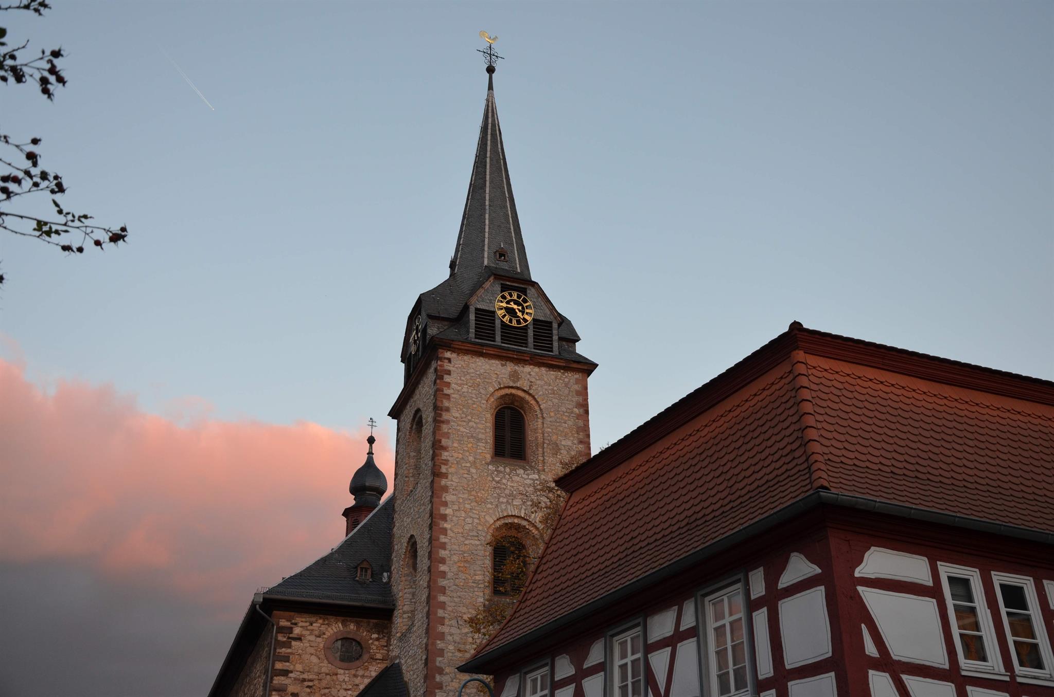 Kirchturm der St. Gallus Kirche Hochheim in Abendstimmung.